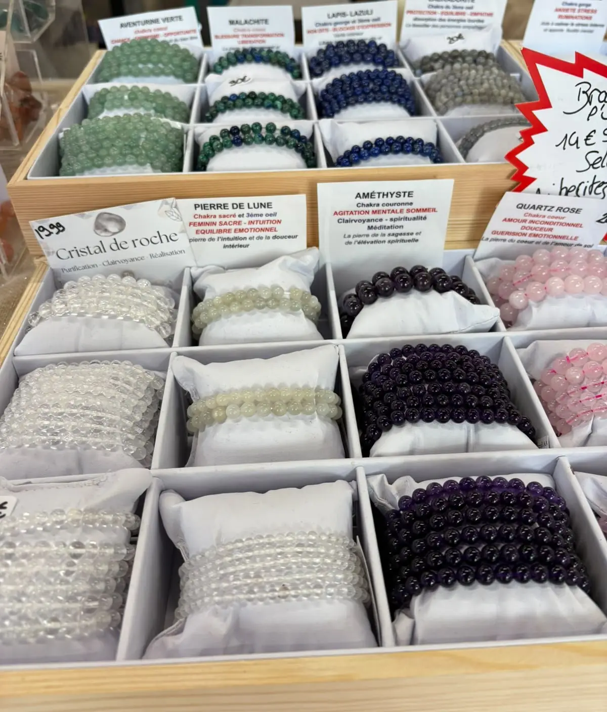 Casiers de bracelets en pierres naturelles étiquetés : améthyste, quartz rose, œil de tigre