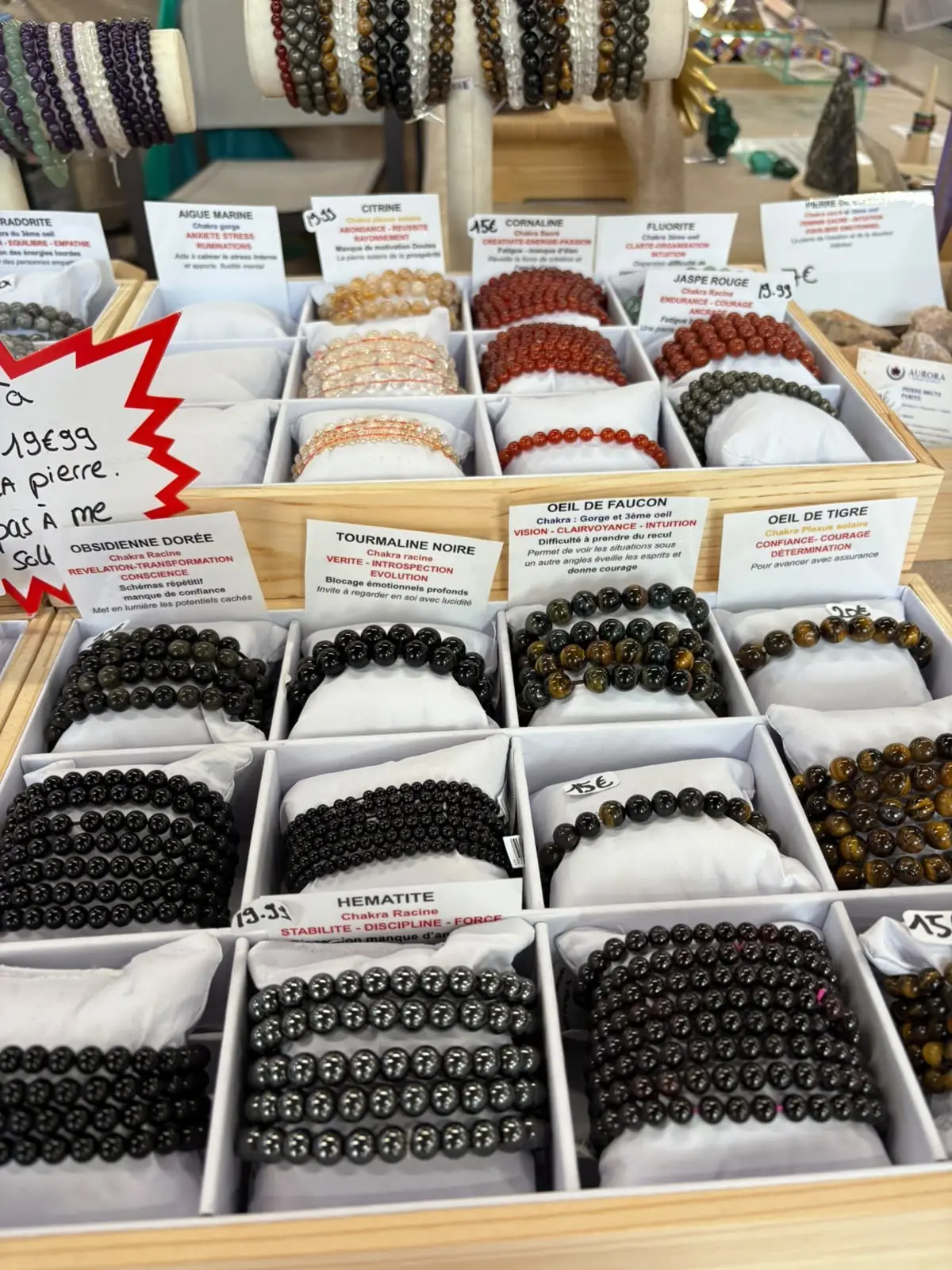 Coffrets de bracelets en perles de pierres naturelles au stand Aurora : œil de tigre, hématite, tourmaline, cornaline