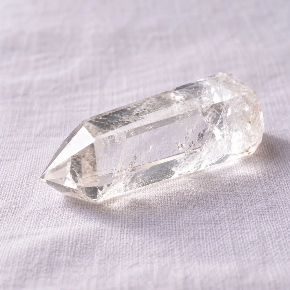 Cristal de roche posée sur un lin lavande