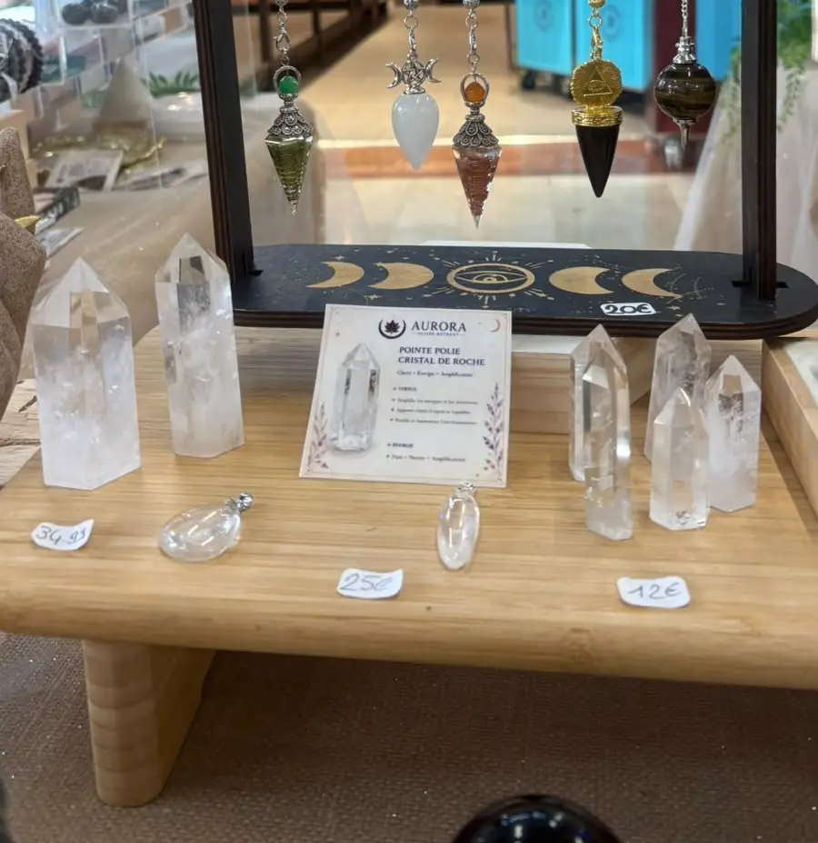 Pointes de cristal de roche et pendules suspendus sur le stand