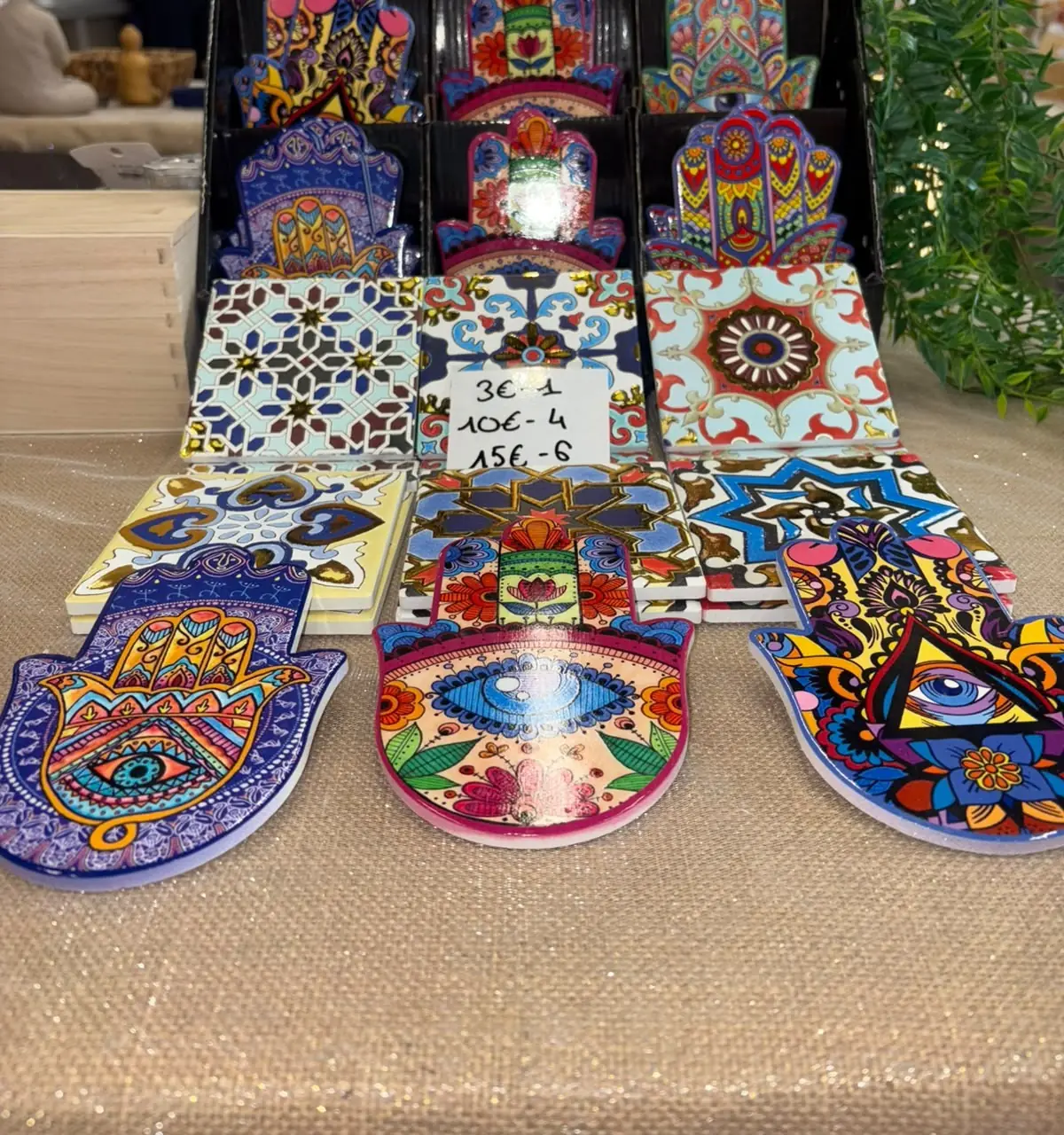 Mains de Fatma en céramique peinte et carreaux colorés au stand Aurora