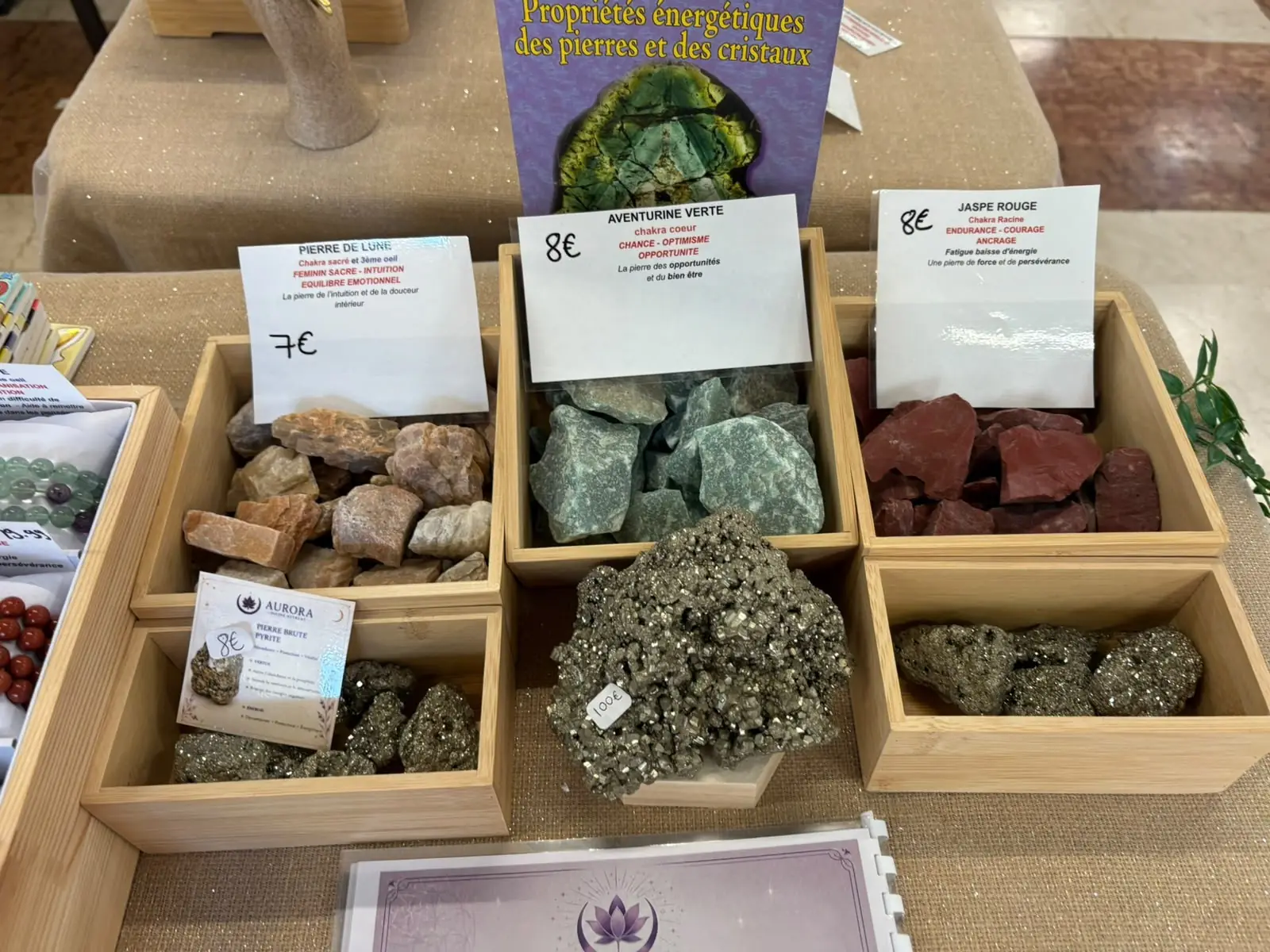 Caisses de pierres brutes : aventurine, pyrite, jaspe
