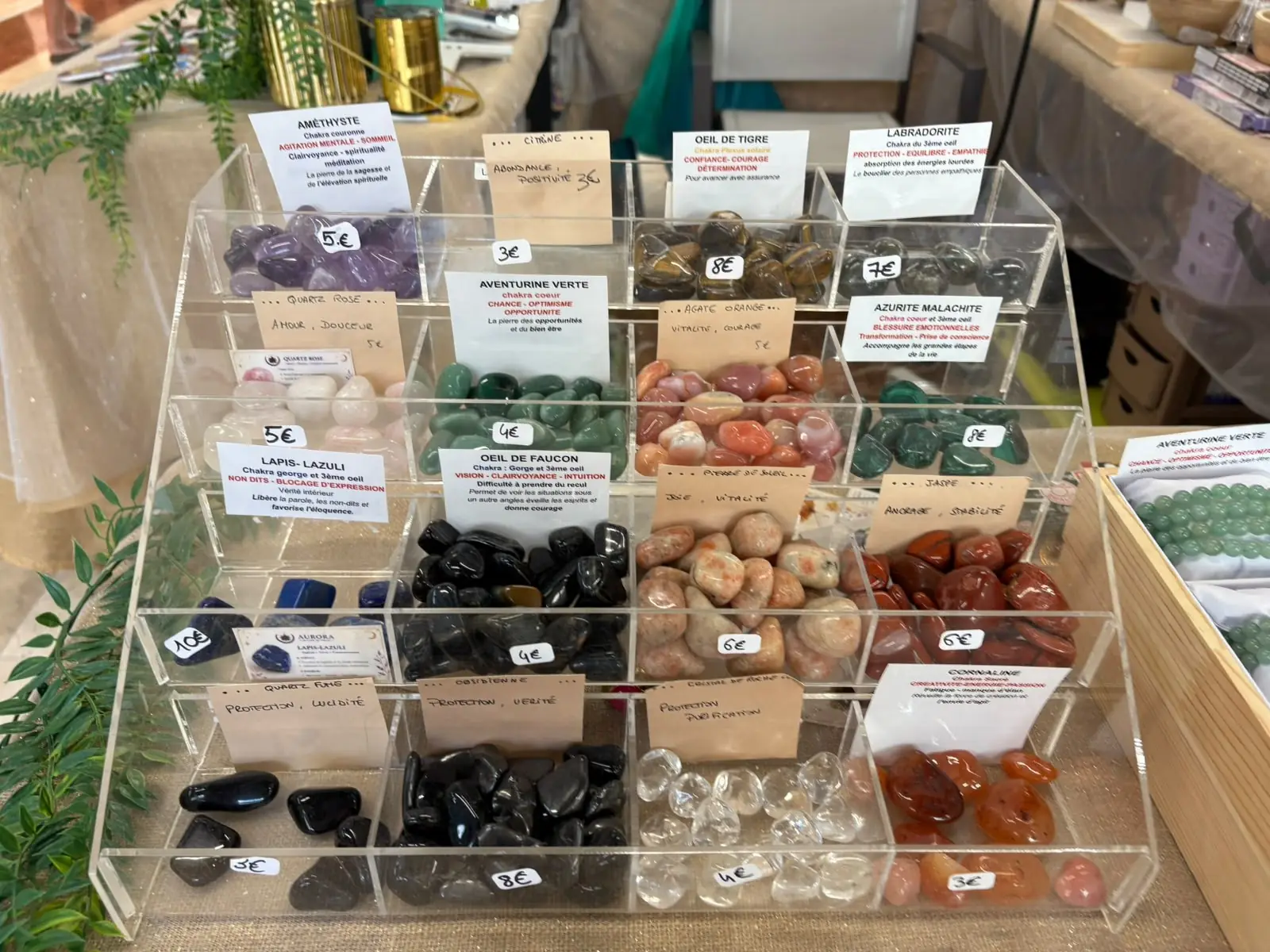 Casiers de pierres roulées de toutes les couleurs, étiquetés