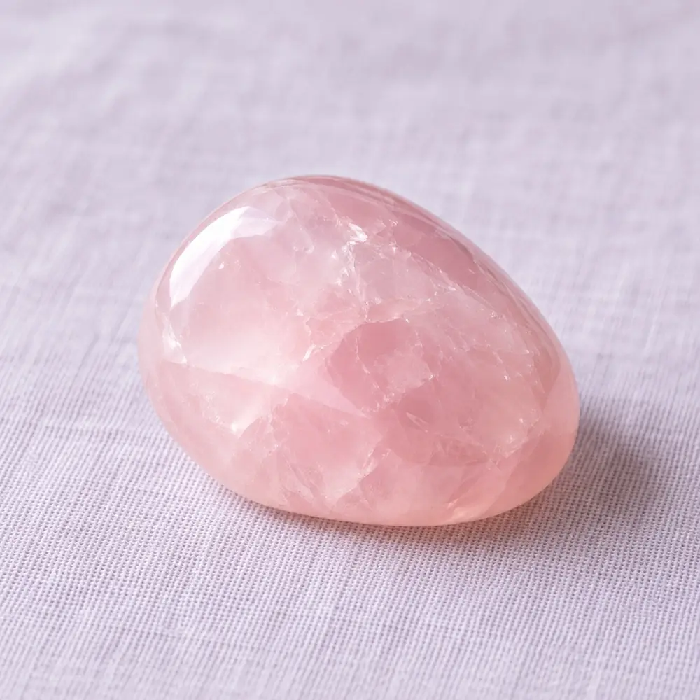 Quartz rose posée sur un lin lavande
