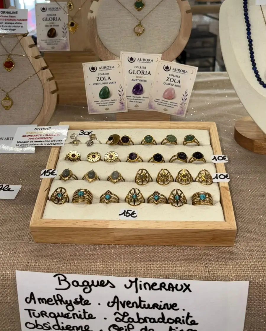 Plateau de bagues en pierres et colliers Aurora sur leurs cartes