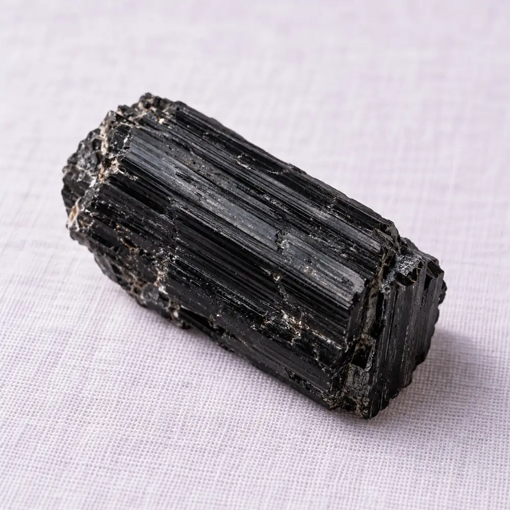 Tourmaline noire posée sur un lin lavande
